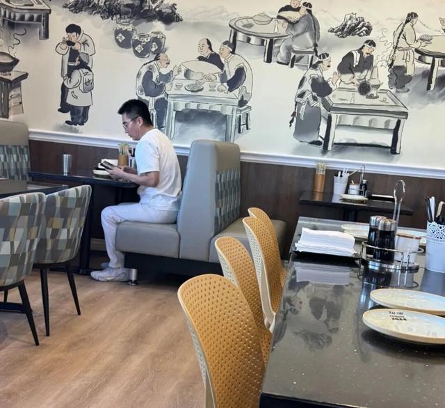 许亚军被曝在美国，缺席前妻何晴告别仪式，当日在餐馆陪小儿子吃饭