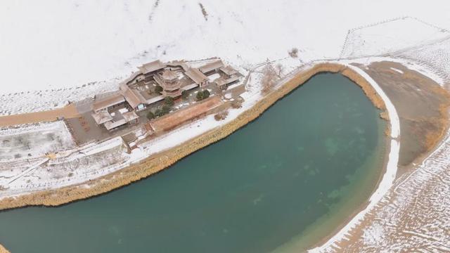 自然观察 | 鸣沙山月牙泉迎来初雪！沙与雪的秘境私语，美到心醉