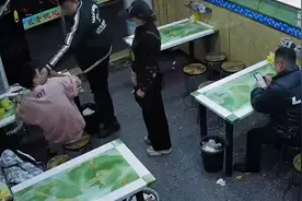 顾客多添免费调料遭店老板辱骂殴打？当地警方：已介入调查图片