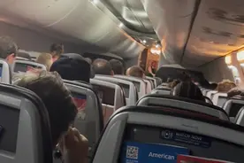 美航一波音客机出故障，乘客被困高温机舱超1小时图片