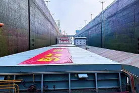 创历史先河！万吨级江海直达船首次通过三峡大坝图片