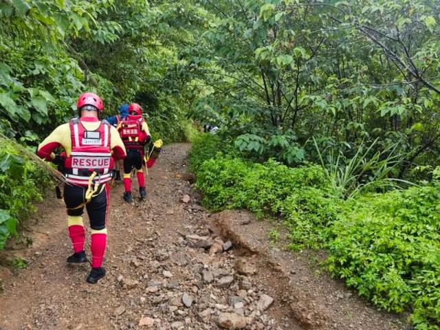 4人探险马岭河，1人踩空被冲走！