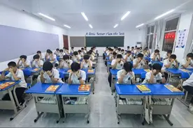 河北一高中允许女生留长发引学生鼓掌欢呼，此前规定女生留标准运动短发图片