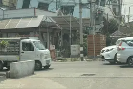 7.9级地震后曼德勒首夜：中文老师带着孩子在家门口打地铺，青旅里当地人和游客围着蜡烛弹琴图片