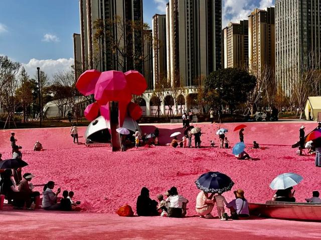 大片的粉色沙池，适合遛娃打卡！昆明又一座城市公园已开放→