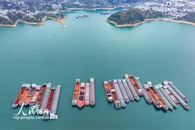湖北宜昌：三峡过坝船舶调度运行安全有序图片