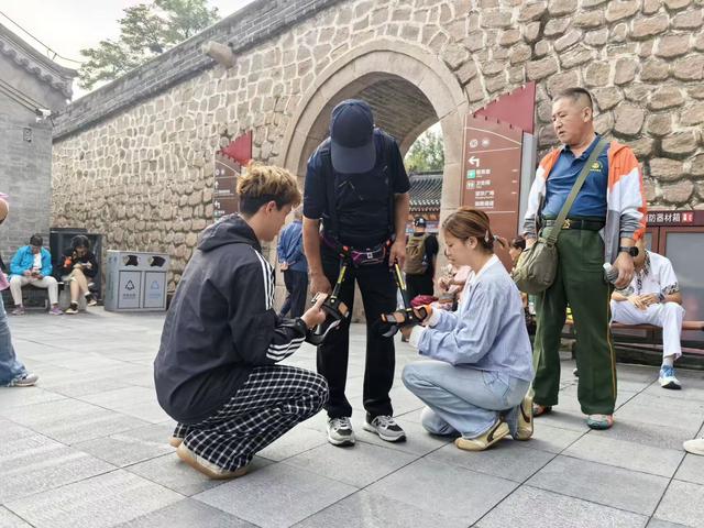 “外骨骼”助力登八达岭长城，残障人士共圆“好汉梦”