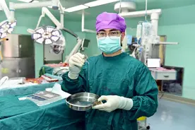 16岁少女痛苦8年，医生从她脑中揪出一条裂头蚴活虫……网友惊了：再也不敢了图片