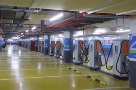 杭州最大地下充电停车场，24小时三班倒专人值班！橙柿调查：地下车库公共充电桩有个普遍现象图片