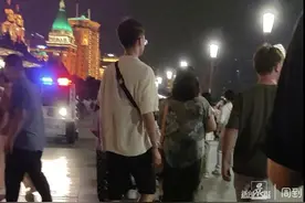 短短15分钟被塞了7次！上海外滩游玩遭遇“套路卖花”？已查处30余人次！图片