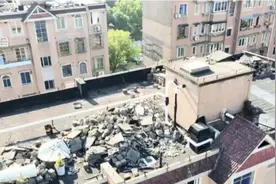 沪一小区楼顶堆满垃圾!居民担心: 危险？怎么办?图片