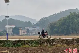 3个月2000公里 广西警察骑摩托守护铁路安全图片