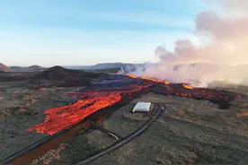 【图集】冰岛火山喷发：岩浆已入城，救援人员试图建造防护墙图片