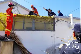 88岁老人被困屋顶 无为警消联手成功救援图片