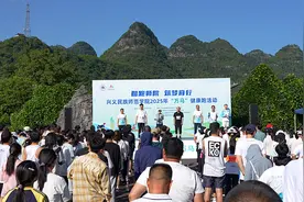 兴义民族师范学院举行“万马”健康跑活动图片