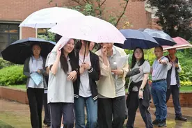 除了引发热议的作文，上海高考首场语文科目还考了哪些图片