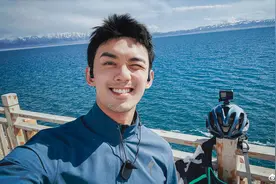 阳光运动系少年上线！吴磊晒新疆赛里木湖骑行照图片