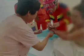 果然视频|烫伤女子急需拿下手镯治疗，消防员一“剪”助其脱困图片