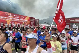 2024自贡半程马拉松暨“跑遍四川”自贡站开跑！男子组冠军以1小时6分18秒的成绩打破男子组赛会纪录图片