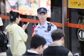 这位初代地铁警察，被称为警营“雕刻家”！早安～图片