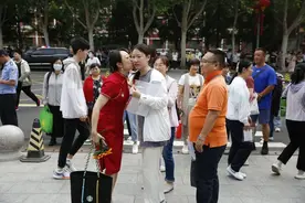 高考首日 平谷老师、家长“花式”送考，为梦想护航！图片