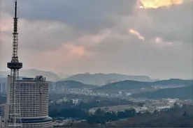 云层中的太阳图片