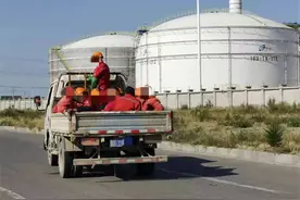 货车后斗拉满人 东营一司机为图方便被处罚图片