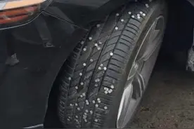 沪渝高速二十余台车轮胎被图钉扎破，系从货车上掉落！已处置图片