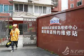 半夜11点抢修电路，扛60斤工具箱清洗空调……这条24小时热线与高温抢时间，解决居民急难愁盼图片