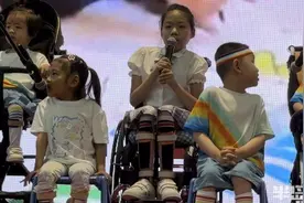 “六一”前特殊儿童站上舞台，爱唱歌的她说出真心话：“我也想有站起来的一天”图片