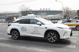 记者体验|自动驾驶“出租车”开进三环内，复杂路况也能驾轻就熟图片