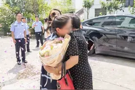 跨越了30年，他们终于……杭州女子泣不成声！图片