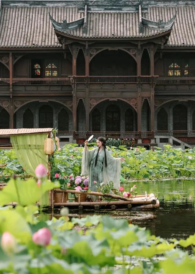 写信告诉我，今天，宜宾的“海”是什么颜色……