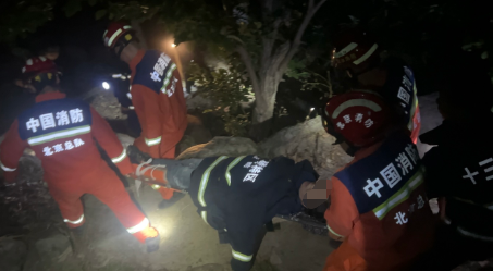 登山变“渡劫”？北京两游客遇险，女子被119抬下山……