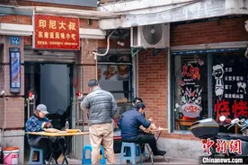 （新春走基层）扎根福州四十余载的“印尼大叔”：让年味添“侨味”图片