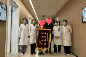 39岁女教师右眼视力突然下降，看东西变形、模糊……图片