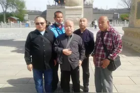 青岛故事｜20年的守护！公交司机义务照顾盲人兄弟，“我有一个愿望，是攒钱带他们上趟北京，让他们摸摸天安门”图片