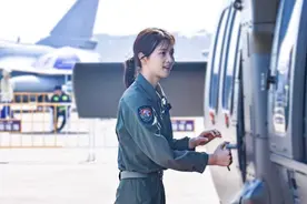 又美又飒！女飞行员徐枫灿驾驶直-20抵达珠海图片