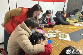 济宁高新区洸河街道香堤小区开展“三月春风 燕子归来”手工制作活动图片