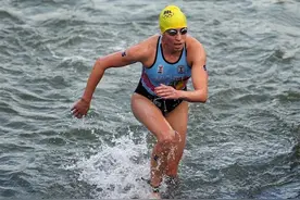 运动员塞纳河游泳后感染大肠杆菌，比利时铁人三项队被迫退赛！此前有人比赛后狂吐不止图片