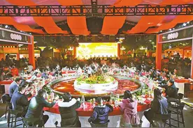 2025重庆火锅年欢节暨迎春宴席展开幕 非遗美食受热捧图片