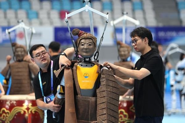 全球首个人形机器人运动会开幕式“机器人秀”进行彩排