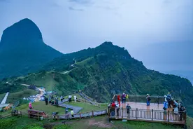 广西梧州天龙顶山地公园迎来暑期旅游旺季图片