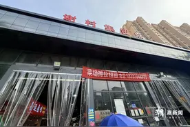 1字头，眼下小龙虾价格又跌了，提问：选钳子大的还是小的？图片