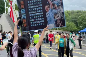 ​高考最后一日：妈妈带着儿子喜欢的球星和亲手种的向日葵，迎接人生时刻图片