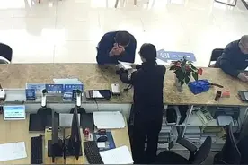 “原来我和妈妈长得这么像！我也是有妈妈的孩子了……”图片