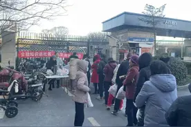 民生银行济南张庄路支行携手万科物业送上暖冬腊八粥图片