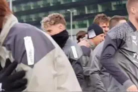 板仓滉回归俱乐部门兴，训练前队友用拍打方式送上欢迎👏图片