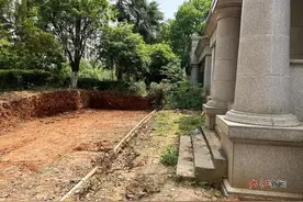 公共绿地成业主“私家花园” 事发南昌路通沁园小区图片