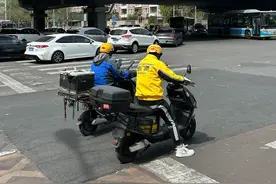 大风天忙碌的外卖员：路上险被树枝砸中，有人收到的“打赏”是平时5倍图片